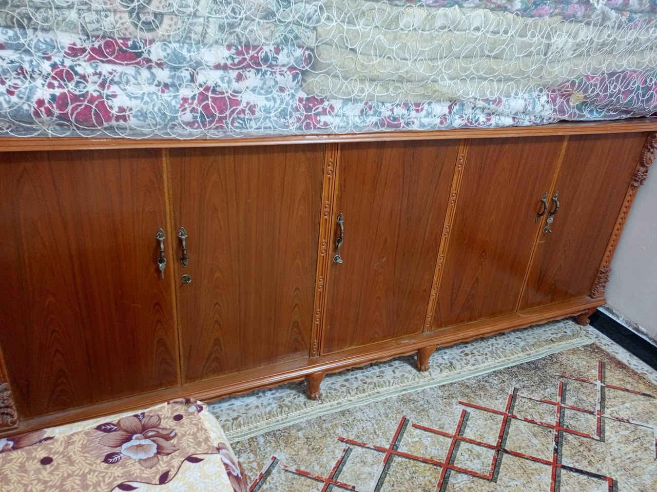 بوفية للبيع خمس ابواب تسكام رجلين كعب الغزال اخت الجديدة سبب البيع لعدم وجود مكان 200نهايتها
