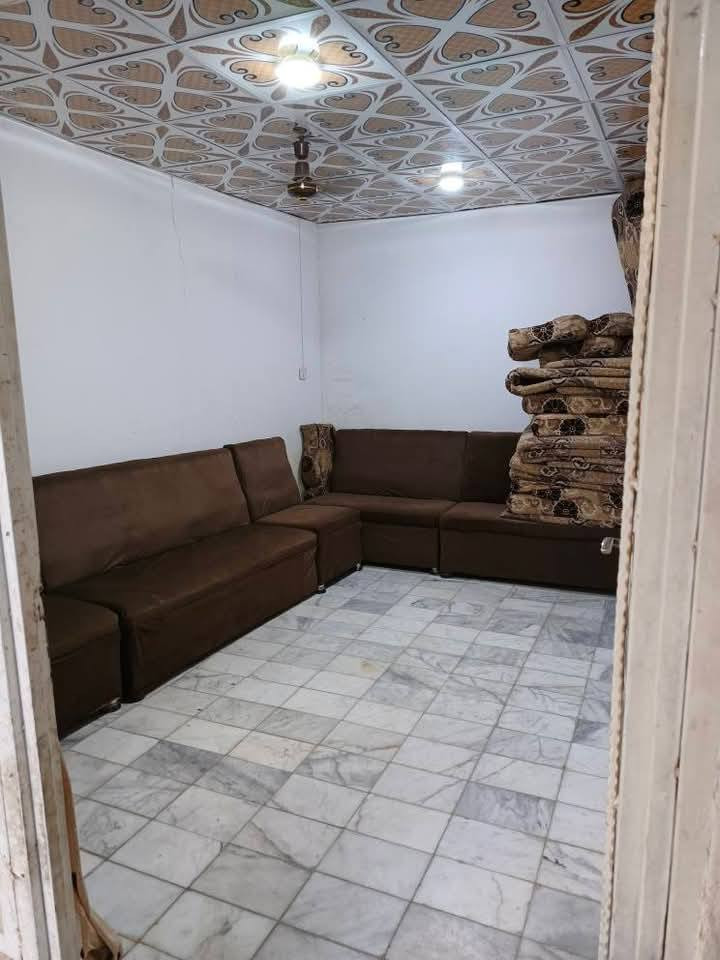 سلام عليكم بيت بلديه معامله كامله واصله للتقييم المساحة ١٥٠متر بي ٣غرف وصاله وستقبال وتخاريج ومطبخ غرفه سويت المكان النجف حي الشهداء خلف مركز الأحداث الرقم ***********
