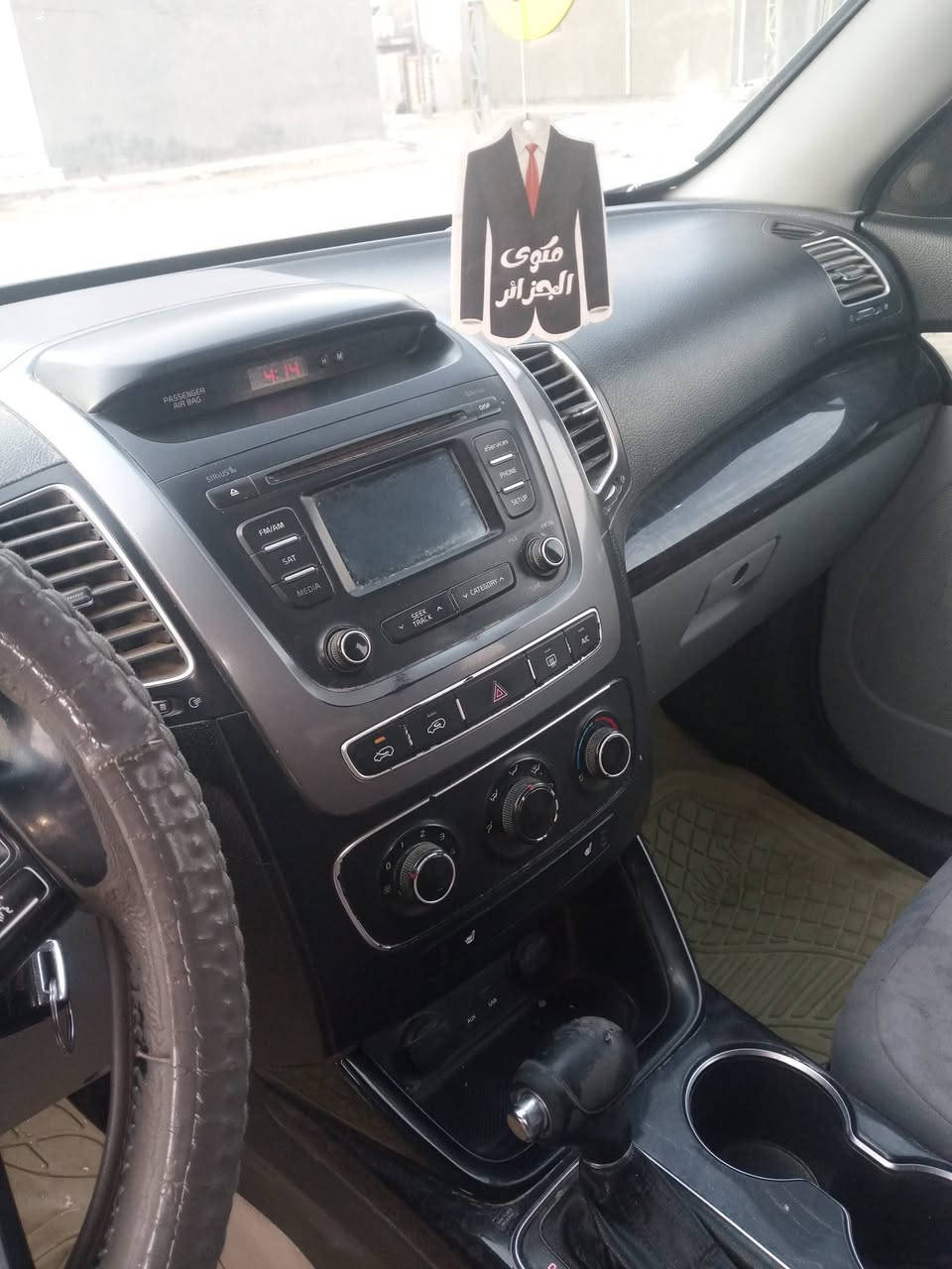 السلام عليكم ورحمه الله وبركاته ،سورنتو وارد امريكي 2014 محرك أربعة سلندر  gdl قبل شهر شديته مال حاوية بعدة جديد ضربته خلفية مو قوية حسب السونار مبدل قبق الجنطة وبيهة دحجة خفيفه باجاملغ لايمن الامامي مصلح عالبارد تبريد شغال تبريد قطعتين سبعه راكب  رقم بغداد الماني مشروع وطني بسمي بيع فقط بدون مراوس هذا رقمي *********** مكاني ديوانيه سعرهة 137 وبيه مجال ،اني مكلف بالنشر راعيه دكتور
