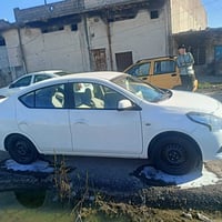 للبيع نيسان صني (هندي) بليته زركه 2023 ماشيه 26 KM بيها جاملغ اليمين م...