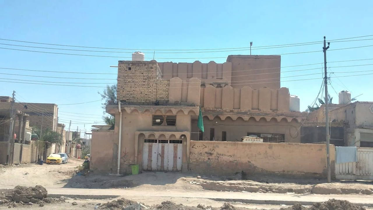 بيت طابو صرف ٣٢٠متر قاطين ركن
طابوق كونكريت 
وره المحكمه الجديد بشارع العريض
قريب للمدارس والمستوصف والمحكمه 
ووجه على ساحه وركن البناء عالي
البيت كبير وقابل لترميم فقط اعادة لبخ
البيت من الداخل ارتب من الخارج
يصلح روضه او مكتب سياسي او سكن للعائله كبيره 
التبليط الجديد والمشروع بلباب
السعر ١٦٥
*********** علي عبدالكاظم

