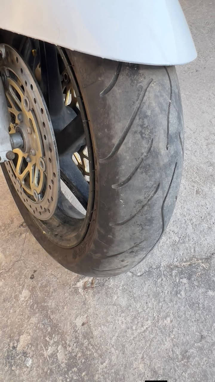 بطح CBR 919 للبيع اقراء المنشور
الدراجه مبدل الها تايرات تخم جديد 
مرايات h2 رياضي 
يدات رياضي جديد 
زنجيل جديد 
كهربائيات كلها شغاله 
دراجه بيها فقط المكينه تحتاج تصليح متشتغل سلف بيها صوت باالمكينه ابيعها على وضعها لاتجي دكلي نروح فيتر مااعرف انطي فلوس نص ونص 
لو دكلي المسح المنشور ومتجي شراي تعال شوفها تعجبك اخذه ماتعجبك اعبر المنشور 
#سعر مليون و200مجال قليل بيها كلش 
***********
