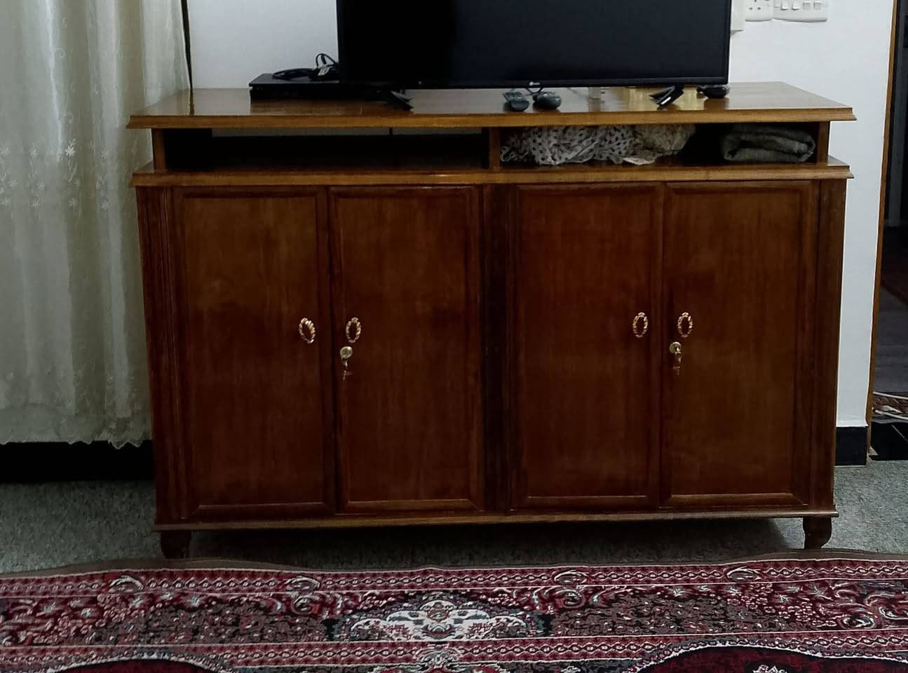 السلام عليكم تخم 10مقاعد السعر 550وبي مجال 
ديوان سعره 175وبي مجال
بوفيه ب150وبيها مجال العنوان الكريعات 
***********
