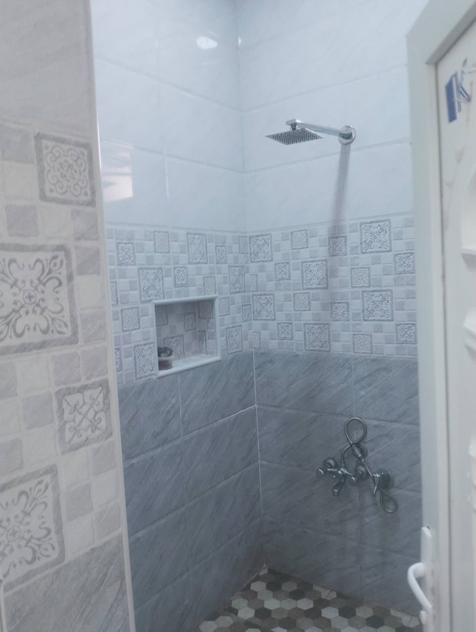 بيت للبيع زراعي سند 25 مشمول بلتطويب معامله كامله مساحه 100 5×20  غرفه نوم + صاله + مطبخ + براني  البيت شغل درجه اولى فقط نقص الارضيه عنوانه التقيه الثالثه داخل مجمع الروان  كامله خدمات كهرباء + موالده + انترنيب ضوىي + تبليط ***********
