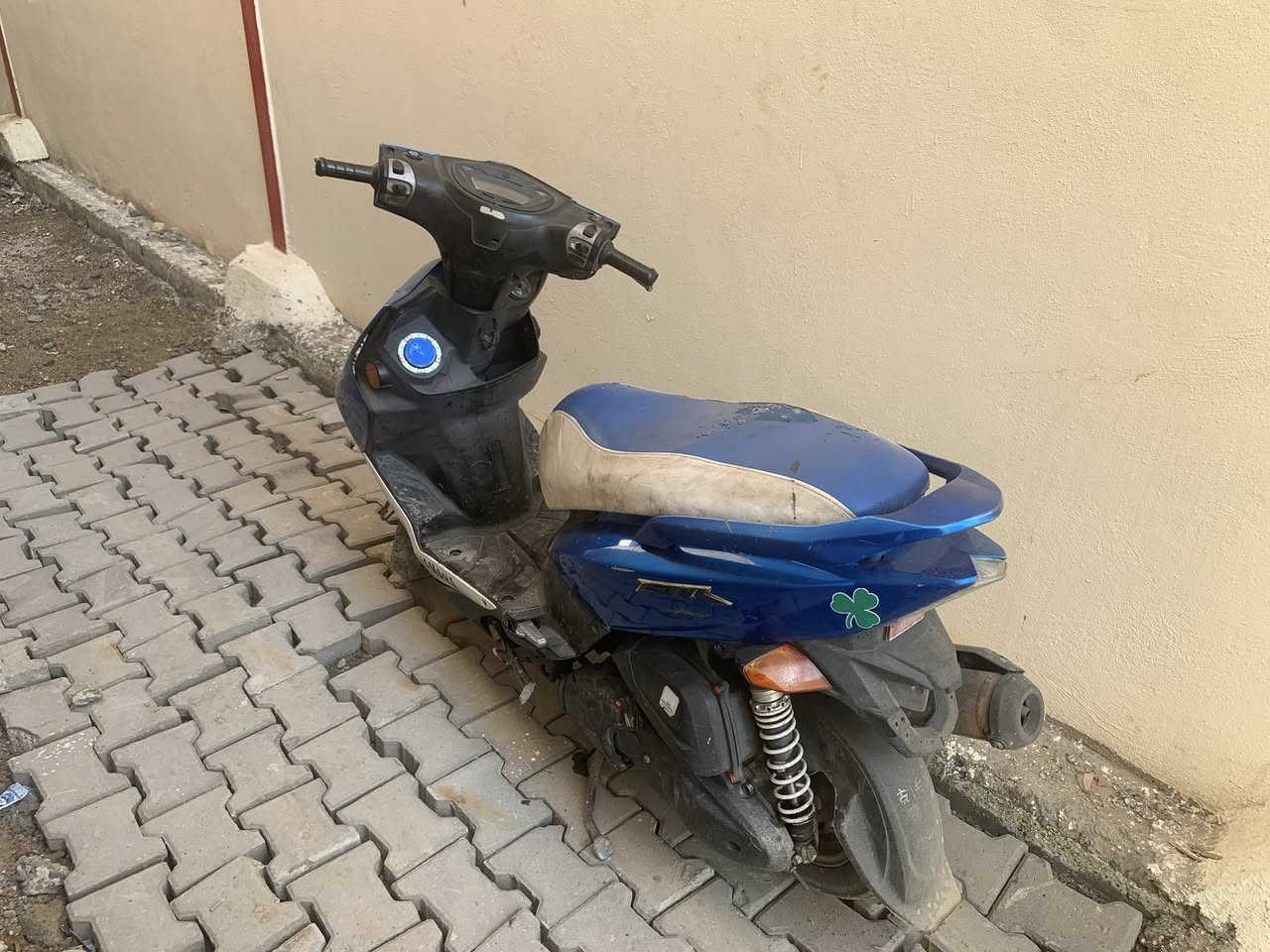 سلام عليكم جيتي ار موديل 2014
دراجه بيها نقص بس اشاير كدام 
بيها صدر رياضي ودبلات خلفيه رياضي 
وقبق بانزين رياضي ومكينه 58 
العنوان : بغداد الاعظميه 
الهاتف : ***********
العسر : مليون بيها مجال شي بسيط
