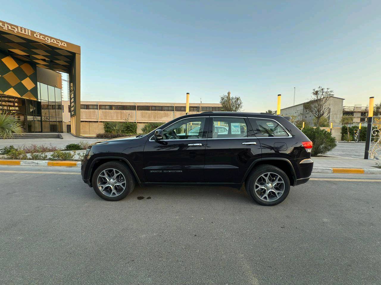 جيب غراند شيروكي لمتد بلس 2019 خليجي

لون: اسود بيتنجاني
محرك: v6 3600cc
عداد مسافة: 72 الف كم قابل للزياده

مواصفات فول لمتد بلس
- دخول ذكي 
- ثلاث شاشات
- بانوراما 
- حساسات امامي خلفي
- توقف تلقائي خلفي
- اوتو ستوب
- مري شفط
- هيتر مرايه
- رادار جانبي
- تعتيم تلقائي للمري كافة 
- كراسي كهرباء امامي 
- تدفئة و تبريد مقاعد اماميه و تدفئة خلفيه 
-تدفئه ستيرن
- صندوق كهرباء
- شفتات كير بالستيرن
- فور ويل


ملاحظات:
- جاملغ سايق معدل بارد و مصبوغ
- بنيد بارد بسيط جدا
- هلال تاير خلفي عكس السايق بارد بسيط

>>شرط البيع فحص سونار 

السعر 26 الف دولار وبي مجال
مكان السياره منصور داوودي متواجد من 11 صبح الى 7 مساءا
***********
عمر