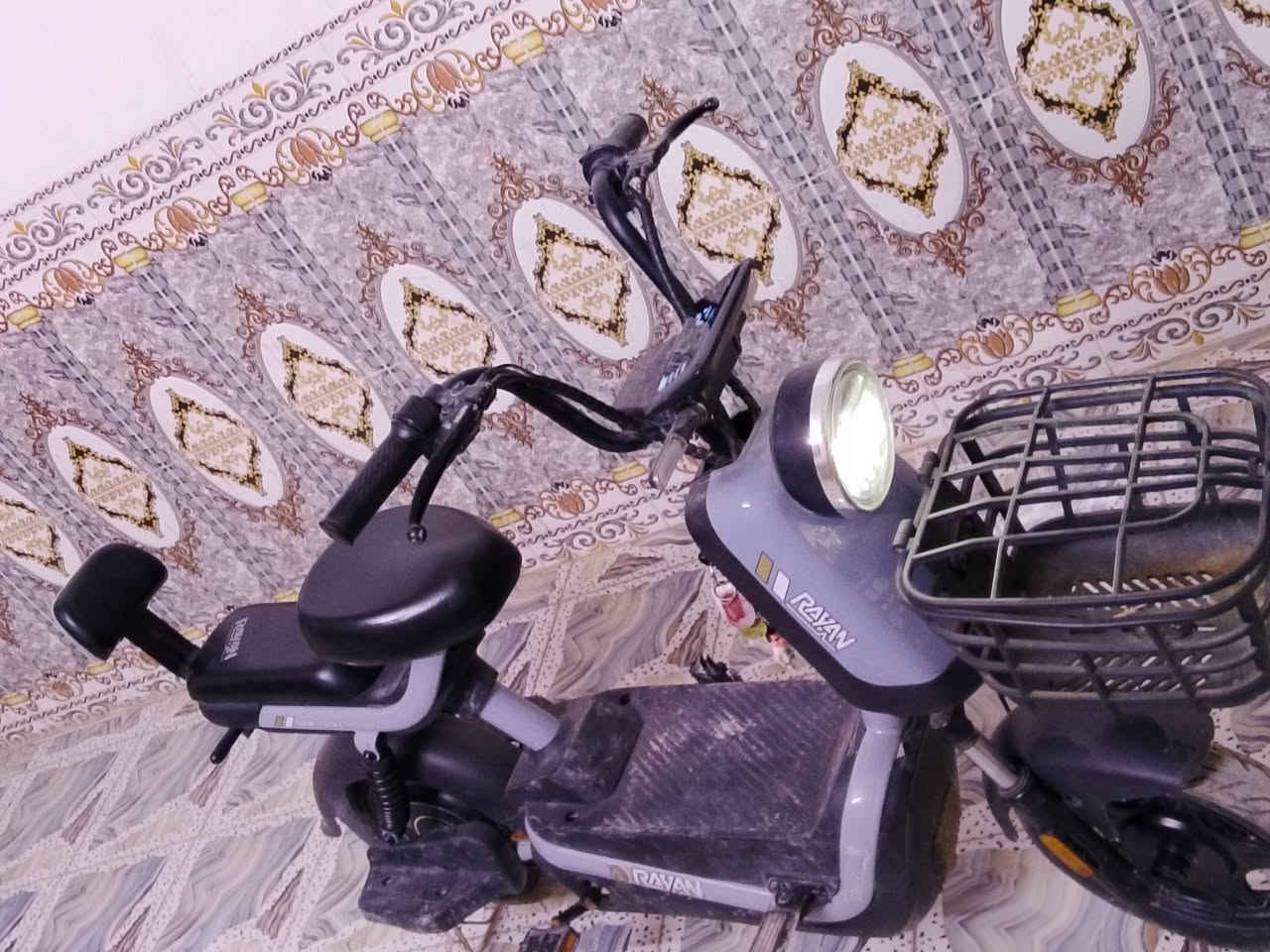 السلام عليكم من رخصه مدير لكروب دراجه شحن مابيهه اي نقص شغاله نضيفه وحلوه لون سمنتي الدراجه اصليه موتقليد مامصلحه ولا مفتوح بيهه برغي السعر 200 ألف بيهه مجال قليل العنوان بغداد مدينة الصدر هاتف ***********
