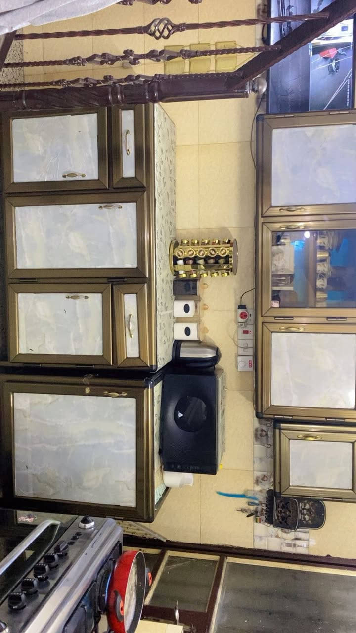 عرض للبيع مكاني بغداد الدورة.                                           ثلاجة : ايديال  باب واحد مابيها اي عطل ب175
مجمدة : كرافت مابيها اي عطل ولا خدش ب150
الكاونتر والملحق والسنك والصيدلية : فقط كسر بصيط باب السنك من جهة اليمنه ب175 
وبيهن مجال بصيط


**إذا كنت صاحب هذا الإعلان وتريد حذفه لأي سبب، رجاءا أرسل رسالة إلى الدعم الفني**