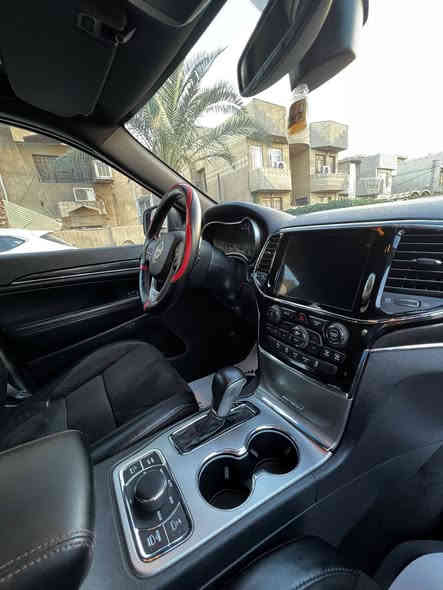 المحرك والأداء
تأتي فئة تريل هوك بمحرك مصمم لتوفير القوة اللازمة للمغامرات على الطرق الوعرة: 
المحرك: محرك V6 بنتاستار® سعة 3.2 لتر.
القوة الحصانية: يولد قوة تبلغ 271 حصانًا عند 6500 دورة في الدقيقة.
عزم الدوران: يبلغ عزم الدوران 239 رطل-قدم عند 4400 دورة في الدقيقة.
ناقل الحركة: مقترن بناقل حركة أوتوماتيكي بـ 9 سرعات.
استهلاك الوقود (المتوسط): يبلغ متوسط استهلاك الوقود حوالي 10.5 كيلومتر/لتر 
قدرات الطرق الوعرة
تم تصميم طراز تريل هوك خصيصًا للتفوق على الطرق الوعرة، ويشمل ذلك الميزات التالية: 
نظام الدفع الرباعي: يتوفر قياسياً بنظام Jeep Active Drive II الذي يتكيف تلقائيًا مع مختلف التضاريس (الطين، الثلج، الرمل، الصخور).
نظام Selec-Terrain®: يتيح للسائق الاختيار بين أنماط قيادة متعددة لتحسين الأداء في الظروف المختلفة.
التعليق: نظام تعليق فريد ومُطوّر خصيصًا لفئة تريل هوك يوفر ثباتًا إضافيًا وارتفاعًا عن الأرض.
قدرة السحب: تصل سعة السحب إلى 2000 رطل (حوالي 907 كيلوغرام).
الزوايا: تتميز السيارة بزوايا اقتراب ومغادرة محسّنة مقارنة بالفئات الأخرى، مع ارتفاع يصل إلى 28 سم عند تفعيل وضعية "الصخور" للمساعدة في اجتياز العوائق. 
التصميم الخارجي والداخلي
التصميم: يتميز بتصميم خارجي محدّث لعام 2019، مع مقدمة وشبكة تهوية معاد تصميمها.
العرض الإجمالي: 74.9 بوصة (حوالي 190 سم).
المقاعد: تتوفر مقاعد جلدية معززة، وغالباً ما تتضمن ميزات مثل التدفئة والتعديل الكهربائي في مواصفات الخليج.
التكنولوجيا: أنظمة سلامة وأمان متقدمة، وشاشة معلومات ترفيهية، وكاميرا خلفية، وحساسات خلفية وأمامية. 
رقم بغداد فول مواصفات وفول نضافة  الاتصال على رقم ***********
السعر 32000
الف دولار
