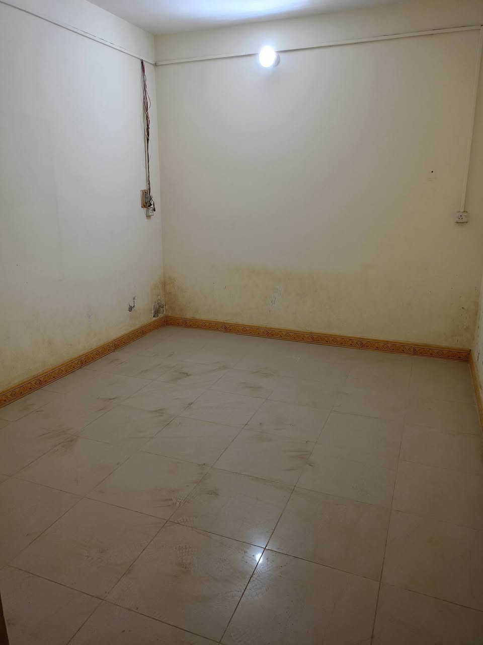 بيت اليجار في الطويسه مساحة 140 متر طابقين يحتوي على 3 غرف نوم وستقبال ومطبخ وصحيات وكراج بناء حديث سعر اليجار 900 ألف وبيه مجال قليل قريب على الشارع العام مكان راقي ممتاز الستفسار الاتصال//***********//***********// كما نستقبل جميع عروضكم وطلباتكم التجارية والعقارية المكتب مجاز قانونيا المكتب ماقبيل مطعم الحسون عقارات أبو انور فرع الطويسه
