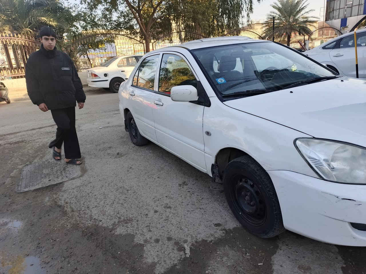 السلام عليكم لانسر موديل ١٠ شركة عامة بيها اكثر من قطعة صبغ ابيع احزام وضربة بالجاملغ لخلفي سنوية بسمي 
عنواني بغداد الحرية دور نواب الضباط 
للاتصال *********** السعر ٧٨ وبيها مجال
