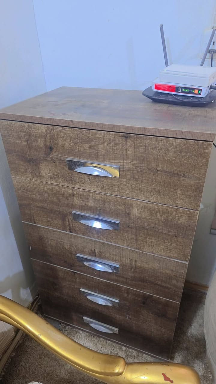 غرفه للبيع تكمه ارقى انواع الخشب مامفتوحه ولامره وثكيله وعمليه جدا غ متكونه من ٧ قطع  
سرير يحتوي على مخزن 
كنتور باب سحب جدا قوي 
ميز تواليت باب متحرك يحتوي على رفوف لحفظ اغراض التجميل والعطور 
جرارات عدد ٢ جانبيه للسرير 
مرايه عموديه تحتوي على جرار 
وكومدي٥ جرارات 
الغرفه قويه جدا غرفه عمر 
رجاءا رجاءا بس الي تريد تشتري تراسلني 
او تتصل علرقم ***********
