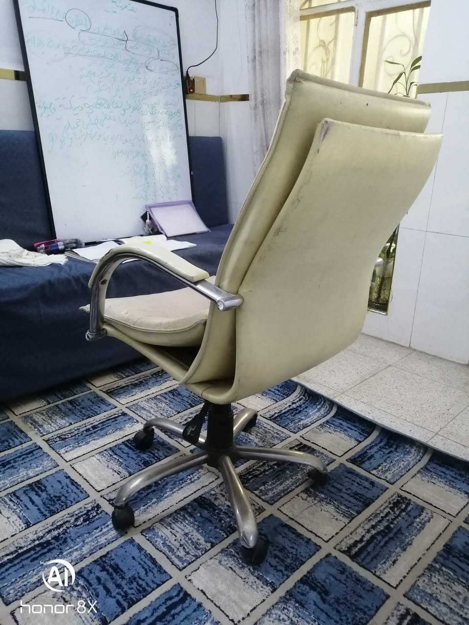 كرسي دوار للبيع مستخدم نظيف العنوان داموك شارع القاضي الطشاش 2 رقم الهاتف *********** وعالخاص موجود ..
