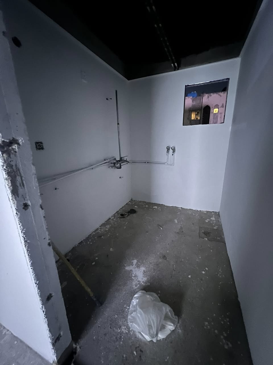 لليجار شقه مجمع ٥ للشقق لبيض طابق اول قريبه كليه الشعب تحتوي صاله مطبخ خدمات غرفتين نوم الايجار ٦٠٠ الف الشقه تسلم مصبوغه وكهربائيات كامله جديده تتسلم ٦٠٠ الف بيها مجال جدا بسيط 
***********
