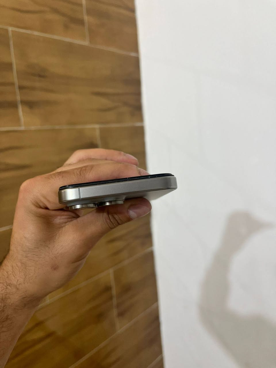 السلام عليكم ايفون 15 برو ماكس 
نظافة 💯 %
256 كيكا 
بطارية 🔋 78 %
مشحون 660 مرة فقط 
مبدل شاشة  عادي فقط ! ❗
وبسبب تبديل الشاشة صارت مشكلة بالفيس ايدي و الكامرا الامامية ( ما يشتغلن ) 
الجهاز شغال طبيعي مابي اي مشكلة غير اللي نذكرت 

سعر 600 الف وبي مجال بسيط حيل 💚

مكاني تكريت 

*********** واتساب & اتصال
