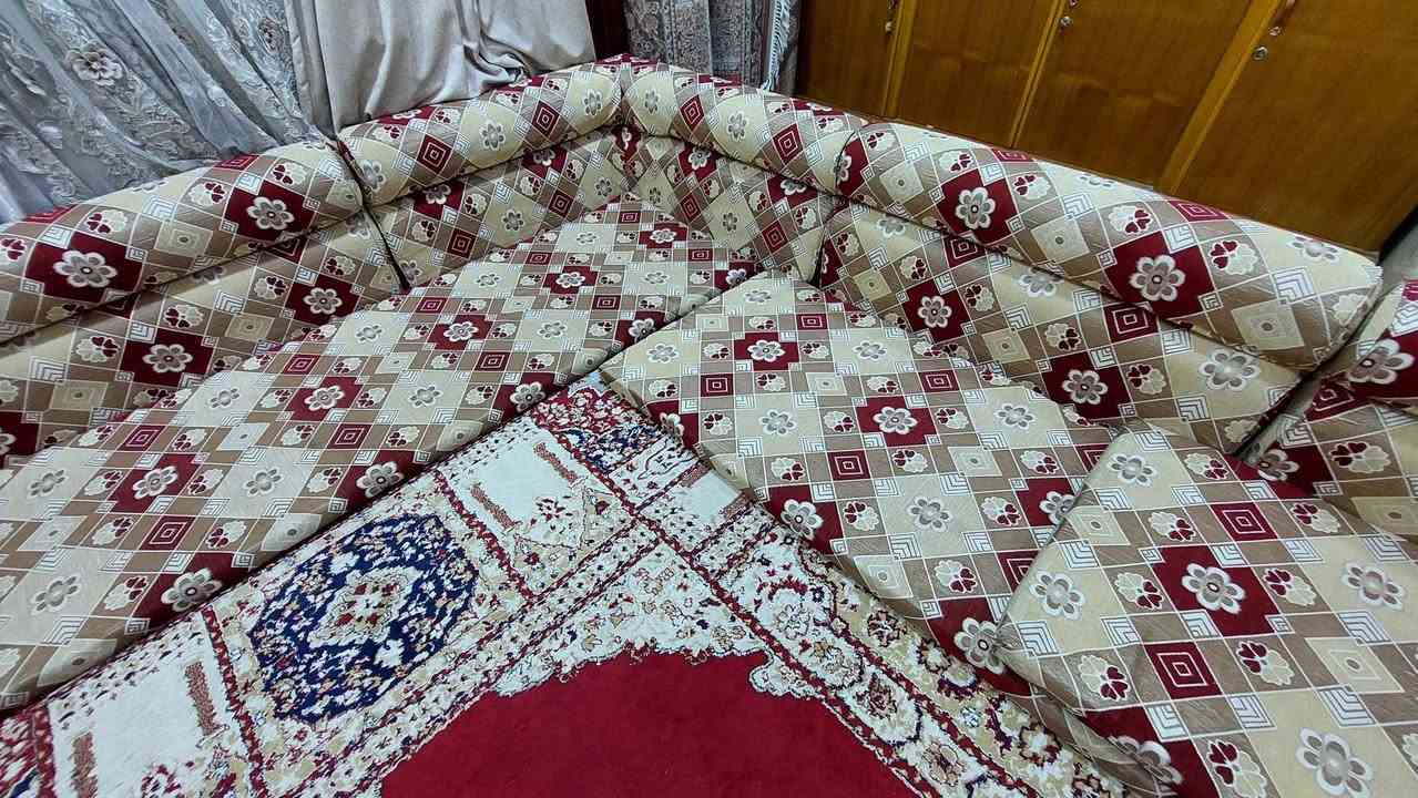 جلسة عربية (ديوان) نظيف جداً.

مستخدمة موسم واحد فقط وبحالة ممتازة (نظيفة جداً والشوف أحسن دليل). ألوانها زاهية وجميلة مثل ما موضح بالصور.
​العدد: تتكون من 7 دواشگ كاملة.
​قياس الدوشك الواحد( تقريباً 2 متر).
​ مع (مساند الظهر) عدد 12
ومساند ضهر وزاوية عدد2 .
تچوات عدد 6
​القماش والاسفنج بحالة ممتازة، خالية من أي عيوب.
​السعر:  (190 ألف).
​العنوان: النجف الأشرف - الكوفة - حي ميسان - نهاية شارع الكيات.
*********** النجف, العراق
