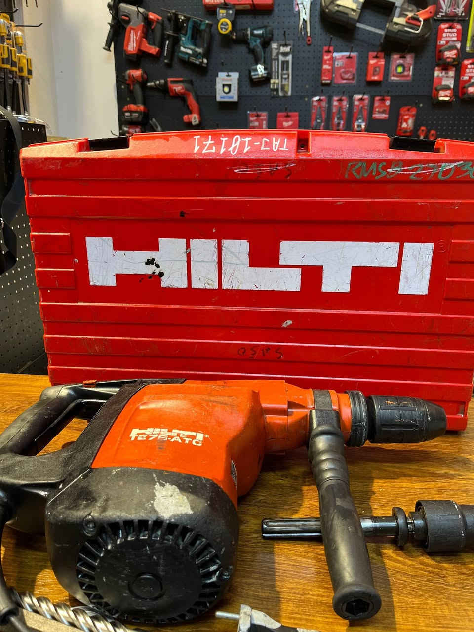 دريل هلتي Hilti TE 76-ATC الأصلي
• الواط: 1300 واط
• الفولت: 220–240 فولت
• النظام: SDS-MAX شروح 5
• نوع الشغل: حفر + تكسير
• تقنية ATC: حماية من اللف المفاجئ
مع براين عدد اربعة 
📍 العنوان: بغداد – جميلة – شارع خير الله
🏬 معرض: أسعد شروكي لبيع الأدوات الكهربائية والمعدات الصناعية
📞 رقم الهاتف: ***********
