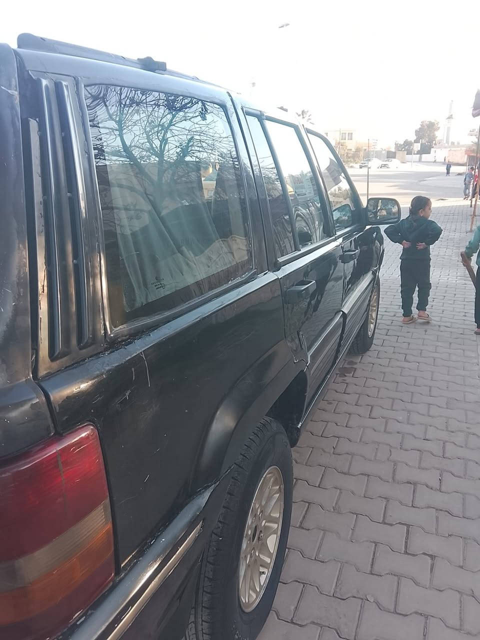 السلام عليكم
جيب شيروكي موديل ٩٥
بسمي سنويه لحد ٣٠
رقم نكليزي كركوك
والسياره موجوده بكركوك
كير و محرك وصدر شرط
محرك ففتي ٣٠٠٠
بطاقه بانزين بيها
تخم تاير جديد
شاشه وقفل مركزي
كهربايئت كل شغاله 
سعرها ٤٠ وبيها مجال
*********** واتساب
*********** اتصال
