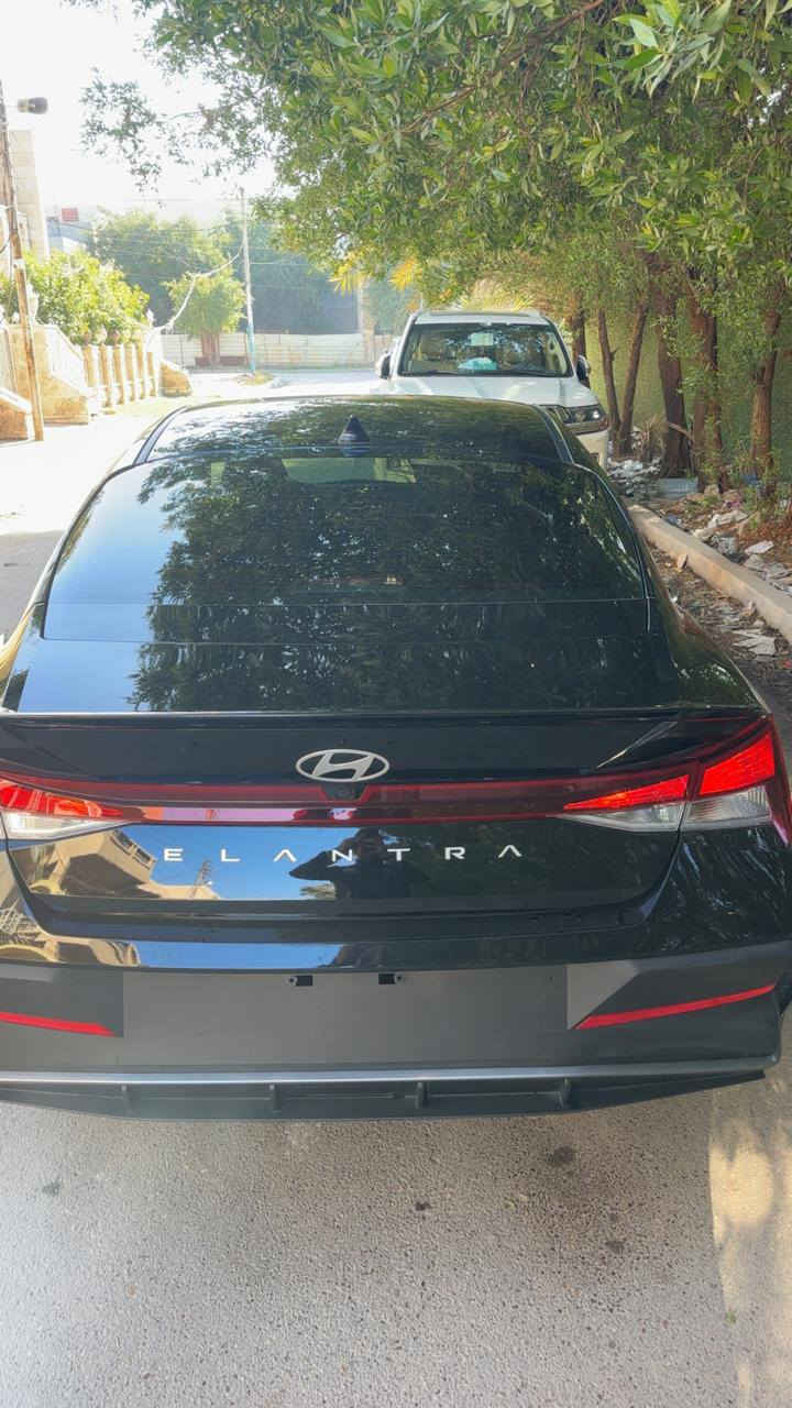 السلام عليكم الانترا موديل 25  الشكل الجديد   منفيست باسمي تحويل ثاني يوم ماشيه 2000 فقط حادثه موضح بالصور فقط بارد بنيد شبر وشويه من جاملغ بارد بدون دواخل ولا شي سياره بدون صبغ ولا تبديل مواصفات فول عده فتحه مواصفات بصمه ويل كب كبير رادارات امامي خلفي لايتات زنون تشغيل عن بعد جنطه ذكيه توقف ذاتي شاحن واير ليس باقي مواصفات معروفه مكان سياره بغداد السعر 148 وبيه مجال بسيط الاتصال على الرقم ***********
