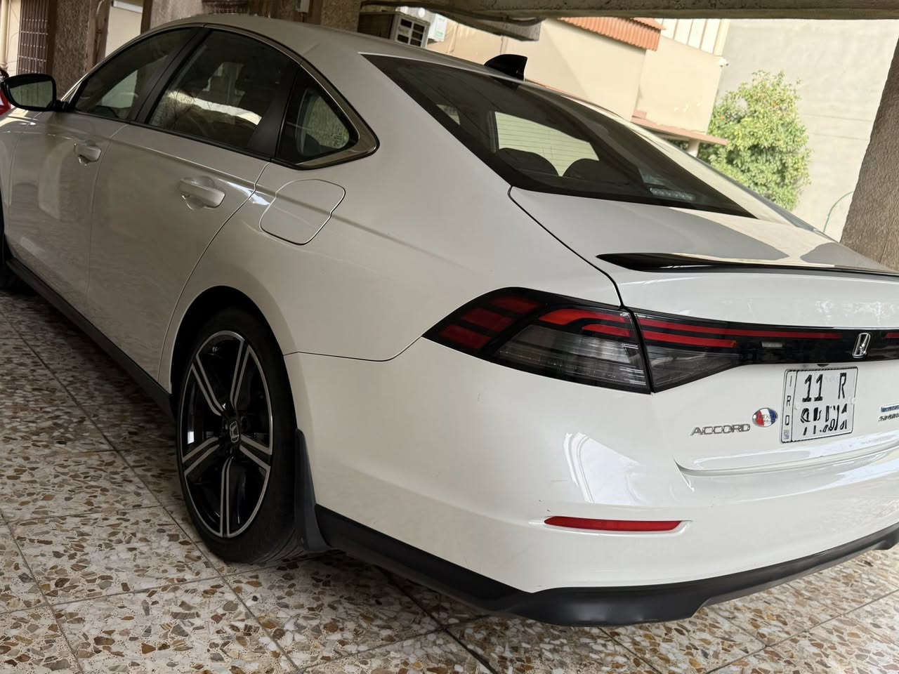 سلام عليكم للبيع فقط بدون مراوس 
هوندا اكورد سبورت 
رقم بغداد بأسمي
موديل :- 2025 
حجم المحرك :- 2.0 Hybrid

ضرر السياره :- صبغ باب وجاملغ خلفي  صور الحادث بالمنشور 

عداد المسافات :- 15.000 ميل
مواصفات السيارة :- Sport 
بصمة تشغيل 
تشغيل عن بعد  
شاشة نفكيشن
تدفئة كشنات 
شاحن وايرلس
تبريد خلفي 
لايت زنون 
رادار امامي 
رادار خلفي وجانبي 
رادار تحديد مسار 
كامرا خلفية 
فتحة سقف 
اوتو بارك 
هاند بريك بصمة 
درايف مود 
مثبت سرعة 
اوامر صوتية 
كرسي السائق كهربائية 
نظام النقطة العمياء  
سعر السياره :- 20.000$   بيها مجال بسيط 
مكان السيارة بغداد حي الجامعه
للاستفسار ***********
