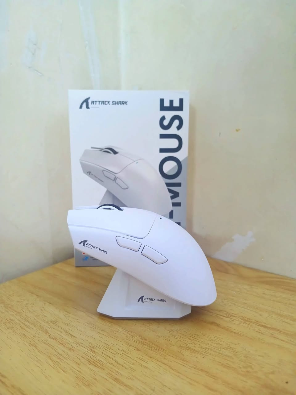 ATTACK SHARK X11 ماوس
السلام عليكم ورحمه الله وبركاته 
ماوس احترافي لون ابيض جديد ممفتوح ولا مستخدم نهائياً مواصفاته كالاتي:
المستشعر PAW3395 ( أقوى مستشعر للألعاب )
الوزن خفيف جداً (63) جرام للتحكم السريع والدقيق.
الاتصال يدعم 3 أنماط
 (Wireless 2.4G / Bluetooth /سلكي Type-C)
المفاتيح Huano Pink Dot 
الإضافات قاعدة شحن مغناطيسية (RGB) مريحة جداً
للشحن السريع البطارية أداء ممتاز يدوم طويلاً
السعر : 40 الف دينار عراقي
الموقع : بغداد حي الجهاد وموجود توصيل


**إذا كنت صاحب هذا الإعلان وتريد حذفه لأي سبب، رجاءا أرسل رسالة إلى الدعم الفني**