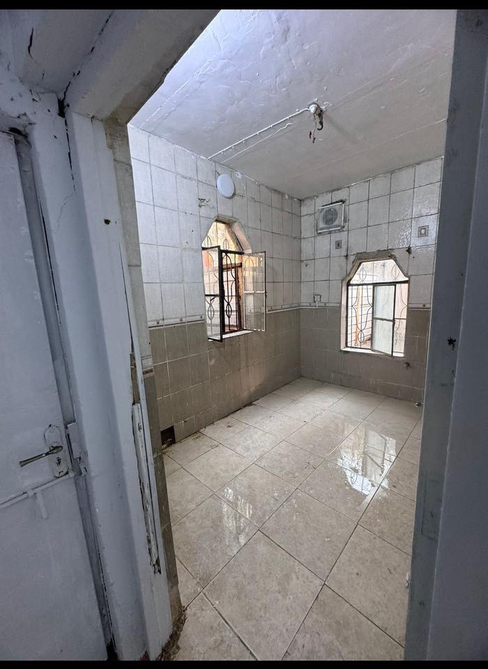 مشتمل ارضي يحتوي على كراج وغرفه كبيره بداخلها غرفه صغيره ومطبخ وصحيات في الجمعيات شارع التربيه خلف الافراح للسياقه ومقابيل مدارس الفارابي للبنين 
للاستفسار على هذا الرقم واتساب فقط ***********
الاجار المطلوب 600 وقابل للتفاوض يصلح عائله  صغيره او مخزن
