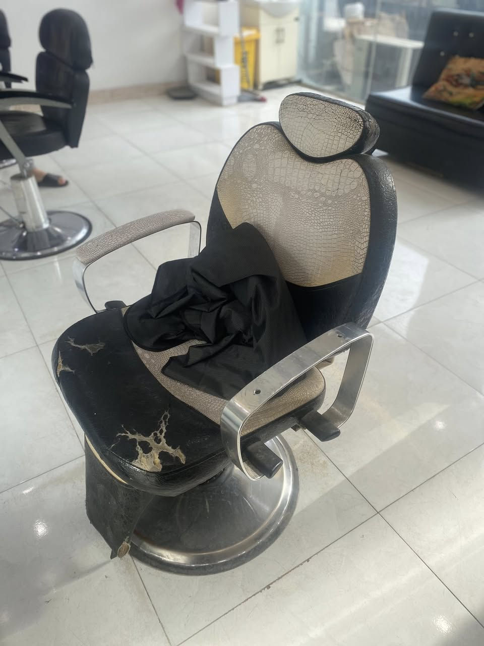 سلام عليكم شباب رمضان كريم عليكم انشالله صيام مقبول شباب هذني كراسي للبيع ٣كراسي 100الف للستفسار ***********
