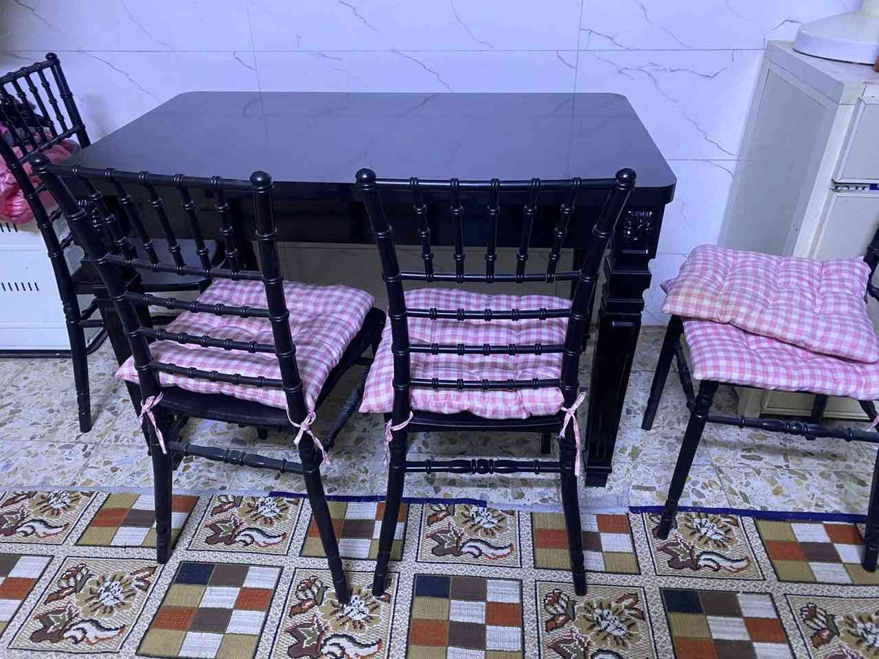 اثاث جدأ نضيف
تخم تركي 7 مقعد 
كرسي هزاز أصلي 
ميز طعام كراسي عاج والميز خشب أصلي 
طبله وسطيه تركي أصلي


**إذا كنت صاحب هذا الإعلان وتريد حذفه لأي سبب، رجاءا أرسل رسالة إلى الدعم الفني**