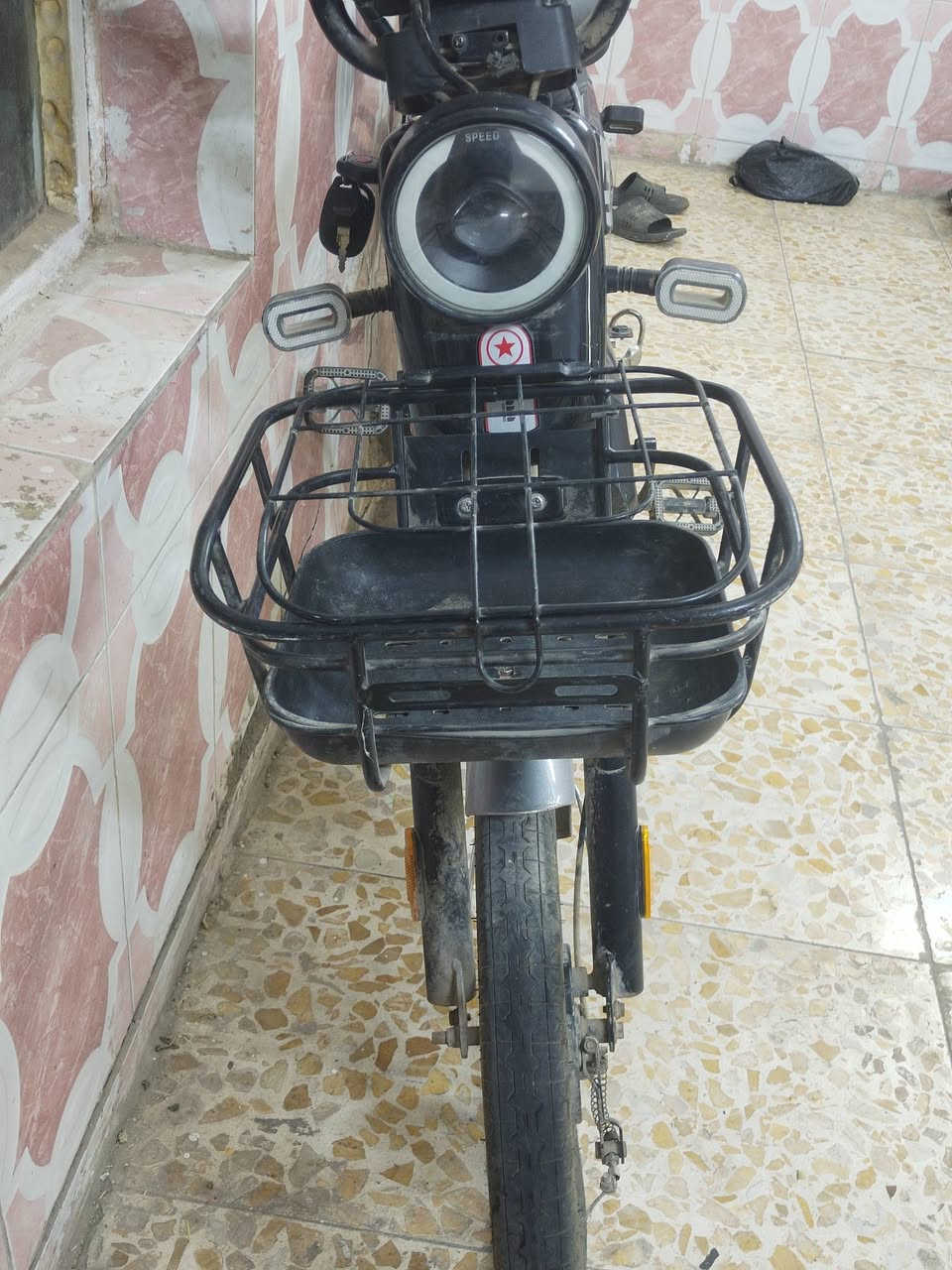 لعشاق النظافة والقوة، متوفرة حالياً دراجة شحن بمواصفات ممتازة:
​✅ الماركة: شركة مي ما (Mi Ma) المعروفة بمتانتها.
✅ المحرك (الملف): 1500 واط / 15A (عزم قوي جداً).
✅ الحجم: حجم 20 (سياقة مريحة وسهلة).
✅ الراحة: نظام 4 دبلات لامتصاص الصدمات (سياقة ناعمة جداً).
✅ الأمان: سويجات عدد 2 + بصمات تشغيل عن بعد عدد 2 🔑.
✅ الإضافات: سلة أمامية أصلية للأغراض.
​⚠️ حالة البطاريات: الدراجة تحتاج بطاريات (4 قطع)، وهذا يعني أنك ستضع بطاريات جديدة بيدك وتضمن عمرها من الصفر.
​📍 المكان: بغداد - الشعلة.
📞 للتواصل والاستفسار: ***********
​(السعر مناسب.. وبيه مجال بسيط للشراي الطيب)
