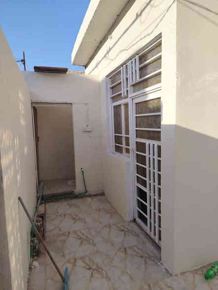 السلام عليكم بيت للبيع المساحه ١٠٠ متر البراكيه شارع المطار القديم قرب أسواق الأمير البيت يحتوي على غرفه صاله مطبخ استقبال صحيات داخلي وخارجي السعر ٢٨ معه المجال الاستفسار على الرقم ***********
