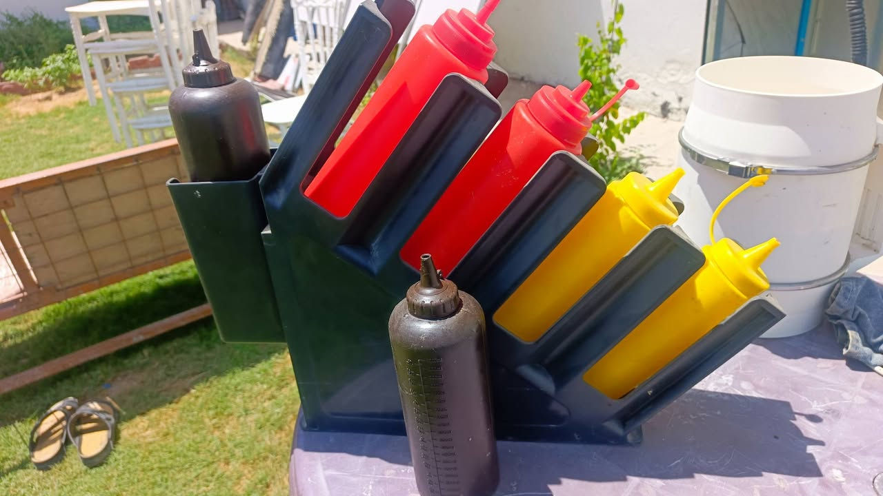 السلام عليكم ورحمه الله 
اغراض مطعم للبيع  
كريل فلافل وبركر سعره400
ثلاجه 225
مجمده 225
كاونتر 125
كاونتر 75
سنك 30

والباقي عند الاتصال
***********
