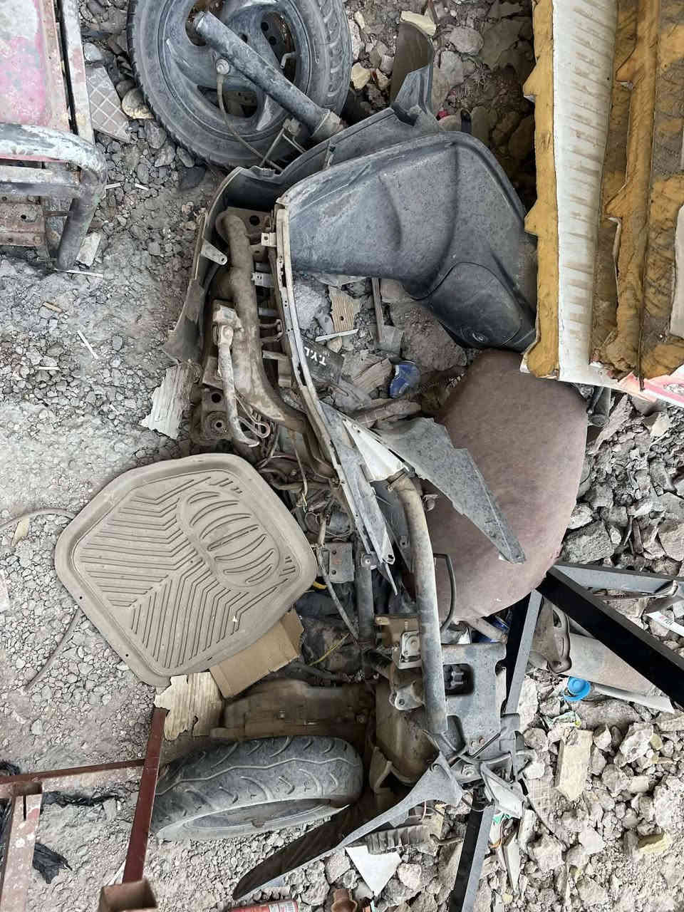 السلام عليكم 
عندي ماكس تفصيخ 
كفرات كامله مختمه 
مكينه موجوده 
قبق هندر 
سلف استاند 
كابريتر شوته 
تانكي 
تايرت زوج
دبلات عداد سرعه 
خلاف قبق هندر 
كشن  اشاير 
دراجه كامله
رقمي وتساب فقط  ***********
مكاني بغداد السيديه
