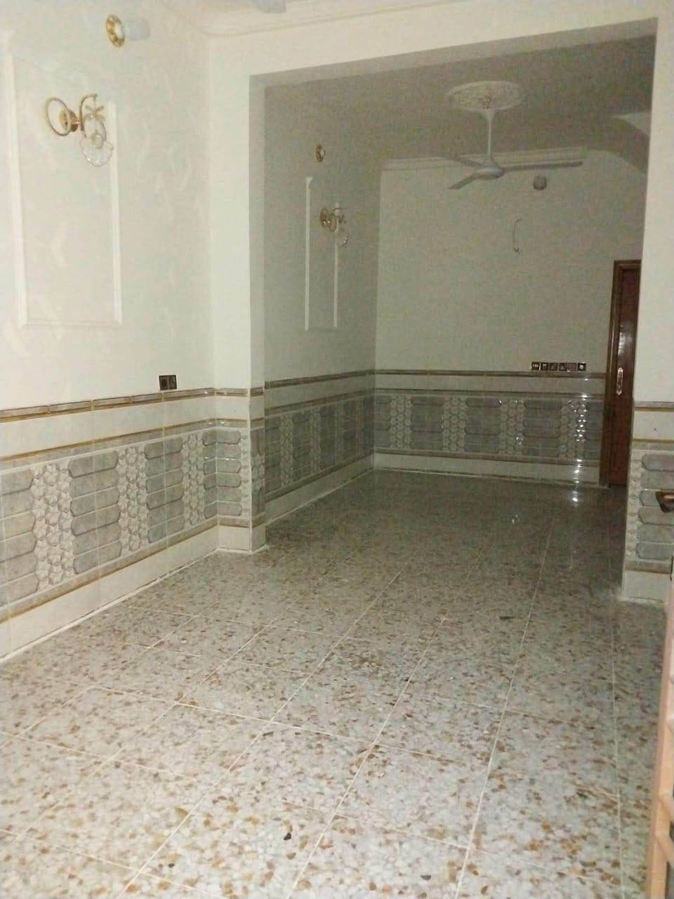 للبيع مساحة 70 متر طابق ونص بناء بلوك العنوان كربلاء حي ذوالفقار شارع الجاير قرب مستشفى الكفيل خدمات كاملة سعره 95 مليون اي استفسار 
***********
*********** كربلاء, العراق
