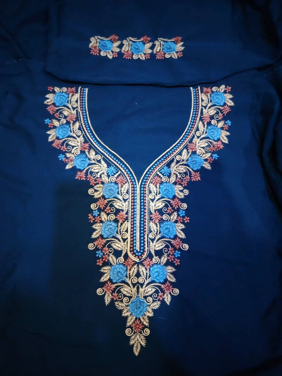 الي يتميز بتطريزي كل الخوات يمي يطرزون حتى يتميزون بمناسباتهم💙🧡🩵
شغل تطريز  (دشاديش) (وشاحات كلية) (سكارفات)(بديات) (أسماء) (عبايات) حسب الطلب( جملة أو مفرد ) يوجد التوصيل لجميع محافظات العراق🧵🧶🪡


**إذا كنت صاحب هذا الإعلان وتريد حذفه لأي سبب، رجاءا أرسل رسالة إلى الدعم الفني**