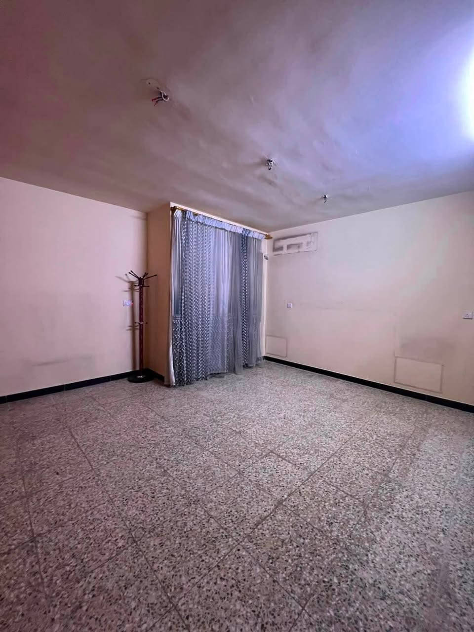 � للإيجار في السيدية
وحدة سكنية طابق اول ، نظيفة وجاهزة للسكن.

🔹 تحتوي على:
✅ غرفتين نوم
✅ صالة
✅ مطبخ
✅ خدمات

💰 الإيجار: 650 ألف دينار عراقي

📞 للاستفسار: ***********
🏢 مكتب حلم عقاري للوساطة العقارية
