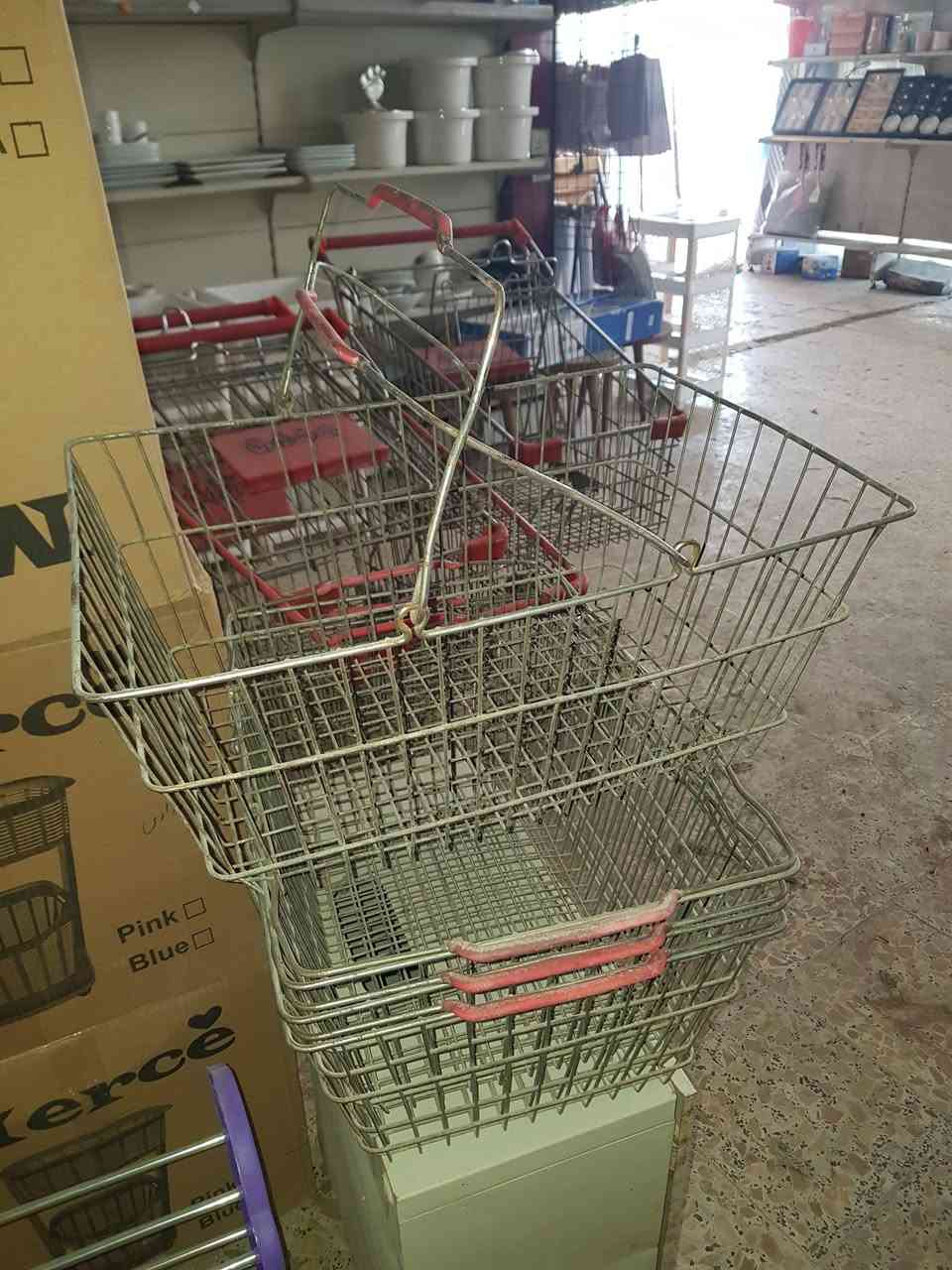 عربة تسوق عدد ٣ مع سله استيل عدد ٤ مع رف دائري عمل يدوي عدد ٢ عنوان نجف حي العداله مجمع العائله للمواد المنزلية حي العداله للبيع لا تكسر بيهن شوف سعرك وراسلني


**إذا كنت صاحب هذا الإعلان وتريد حذفه لأي سبب، رجاءا أرسل رسالة إلى الدعم الفني**