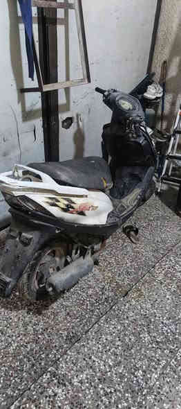سلام عليكم دراجه متركه للبيع امانه الله تشتغل بس بلك وبانزين غراض كلها كامله سعرها 100 وبيها مجال ***********
