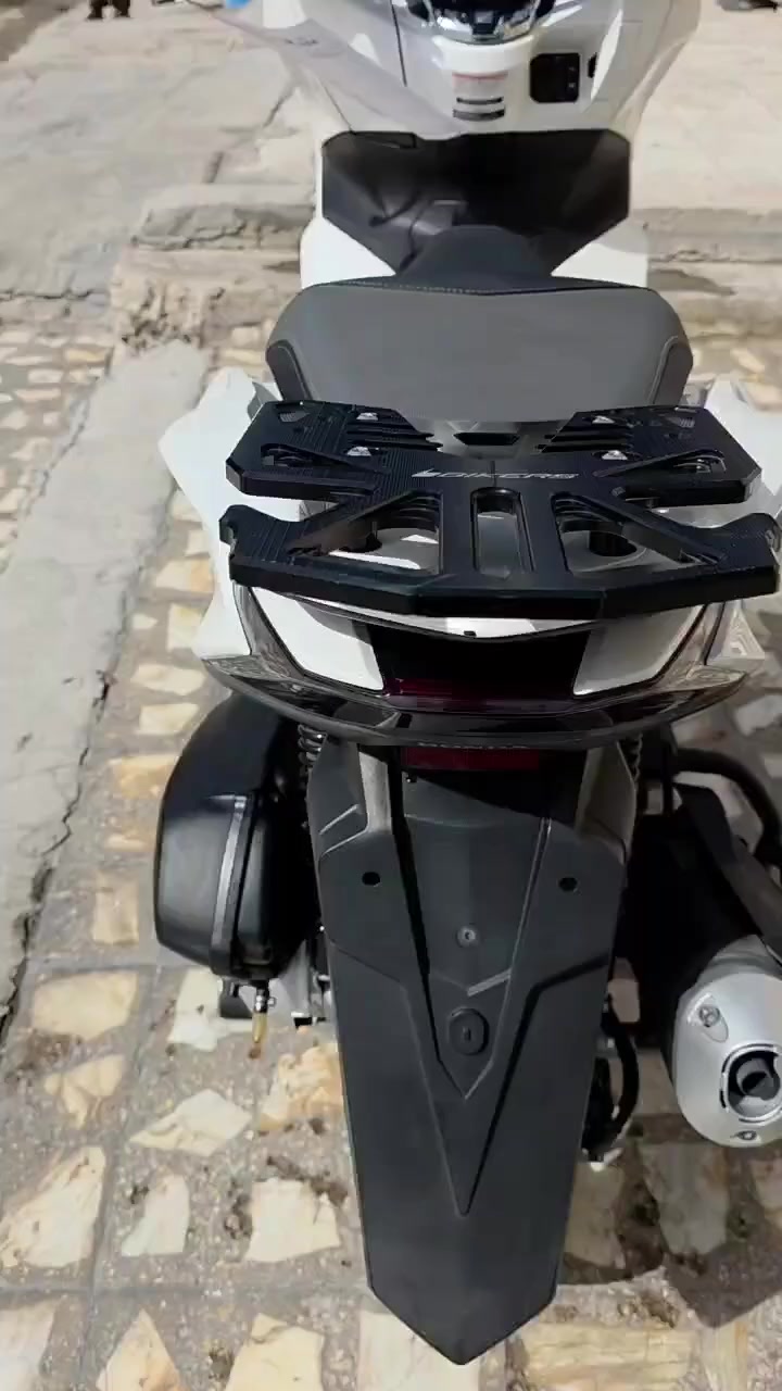 ‏السلام عليكم PCX جيل رابع🇯🇵 ياباني      
‏​⚙️ المحرك: 160CC
‏​🎨 اللون: ابيض صدفي مـمـيـز ❄️.  
‏ماشية 8 تالاف وبل يابان ماشية 2 الفين و 970   
‏الدراجة اوياهة بصمات العدد  2
‏مواصفات
‏ABS ✅
‏حساس ازدحام ✅
‏حساس استان ✅
‏درع صالنصة اصلي ✅
‏وسيباية اصلية ماركة ✅
‏الدراجة ورقة المزاد مالتهة وصور اليابان وتقريرهة  مالتهة موجود    
‏ 🛠️ الدراجة: مكفولة من كلشي   
‏​​📍 الـمـكـان: بـغـداد : الشعب
‏📱 لـلـتـواصـل والإسـتـفـسـار:📞 [‪***********‬) 
‏
