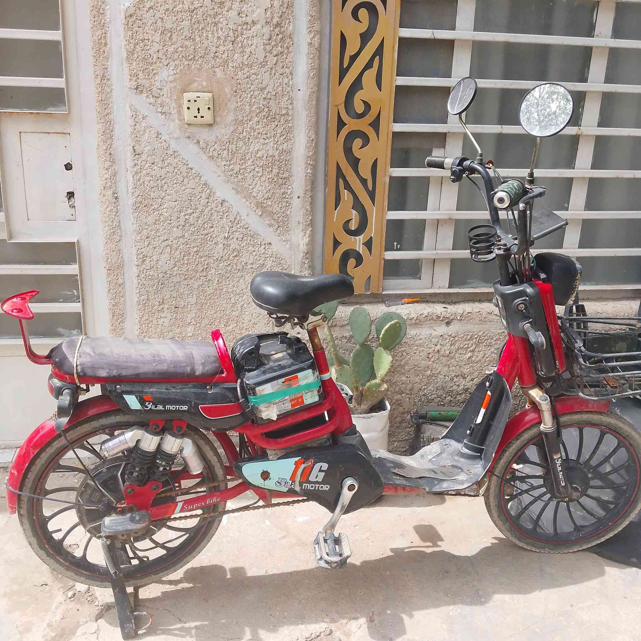 السلام عليكم من رخصة الادمن دراجة للبيع شغالة كلشي ما بيها بطاريات جديدة بس نقصها شاحنة  للاستفسار اتصال على هذا الرقم ***********
