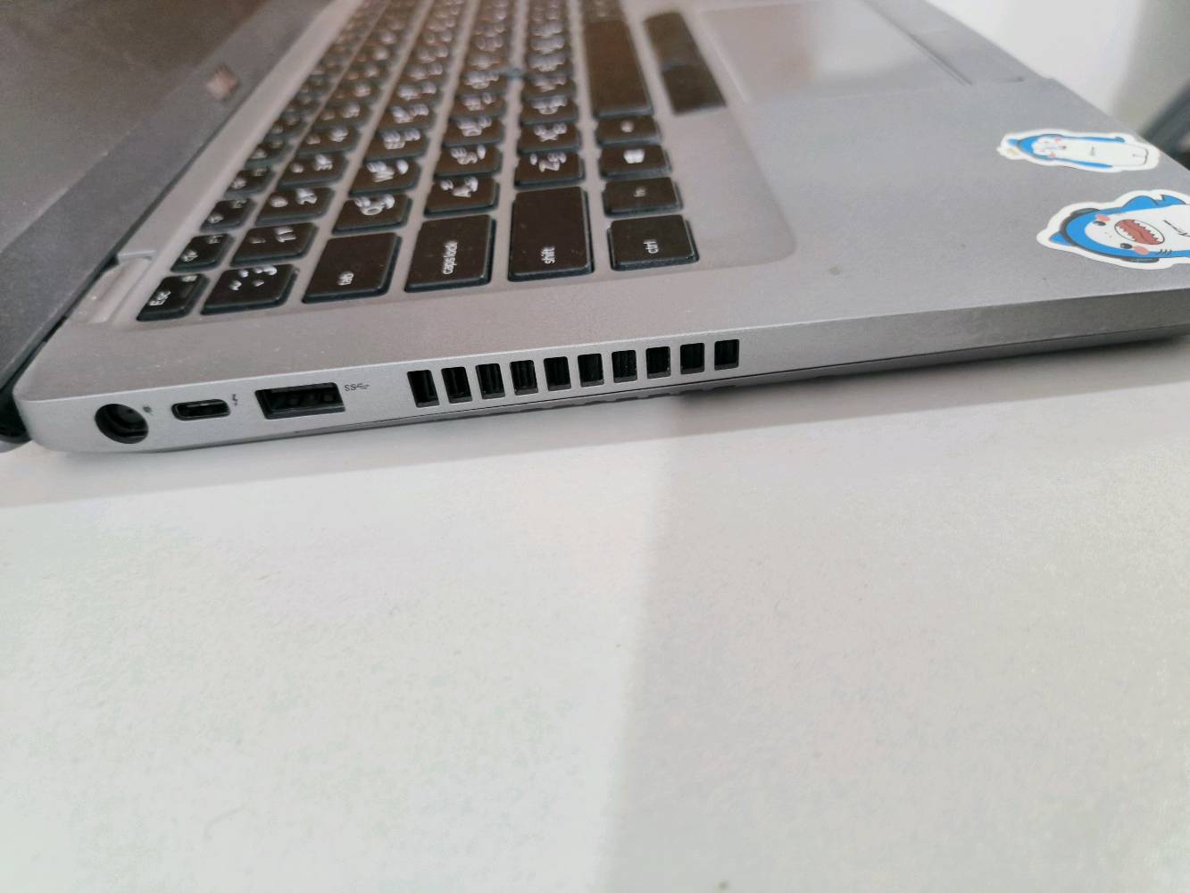 ​💻 لابتوب Dell Precision 5510 للبيع - أداء قوي وتصميم أنيق
للبيع جهاز Dell Precision 5510 الغني عن التعريف، يجمع بين القوة والشاشة اللمسية المذهلة، الجهاز بحالة ممتازة (مستعمل نظيف جداً) وجاهز للاستخدام الفوري.

​🚀 المواصفات التقنية:

​المعالج: Intel Core i5-11th Gen (أداء عالي وسريع للمهام المتعددة).
فئه Hمناسبه للعاب المتوسطه. 

​الذاكرة العشوائية (RAM): 16GB (مثالية للألعاب، المونتاج، والبرامج الهندسية).

​التخزين: 256GB SSD (سرعة فائقة في التشغيل ونقل البيانات).

​الشاشة: شاشة لمس (Touch Screen) بدقة عالية وألوان واقعية جداً.
كيبورد ضوئي. 
​الحالة: مستعمل نظيف جداً (نظافة ممتازة).

وياتي مع حقيبه وماوس وقاعده تبريد

​✨ مميزات إضافية:

​تصميم نحيف وخفيف الوزن وهيكل متين من الألمنيوم. 

​شاشة بدون حواف تقريباً لتجربة مشاهدة ممتعة.

​بطارية بحالة جيدة جداً.

​💰 السعر:[380]وبي مجال. 

📍 الموقع: مثنى رميثه 

📞 للتواصل والاستفسار: [***********] واتساب