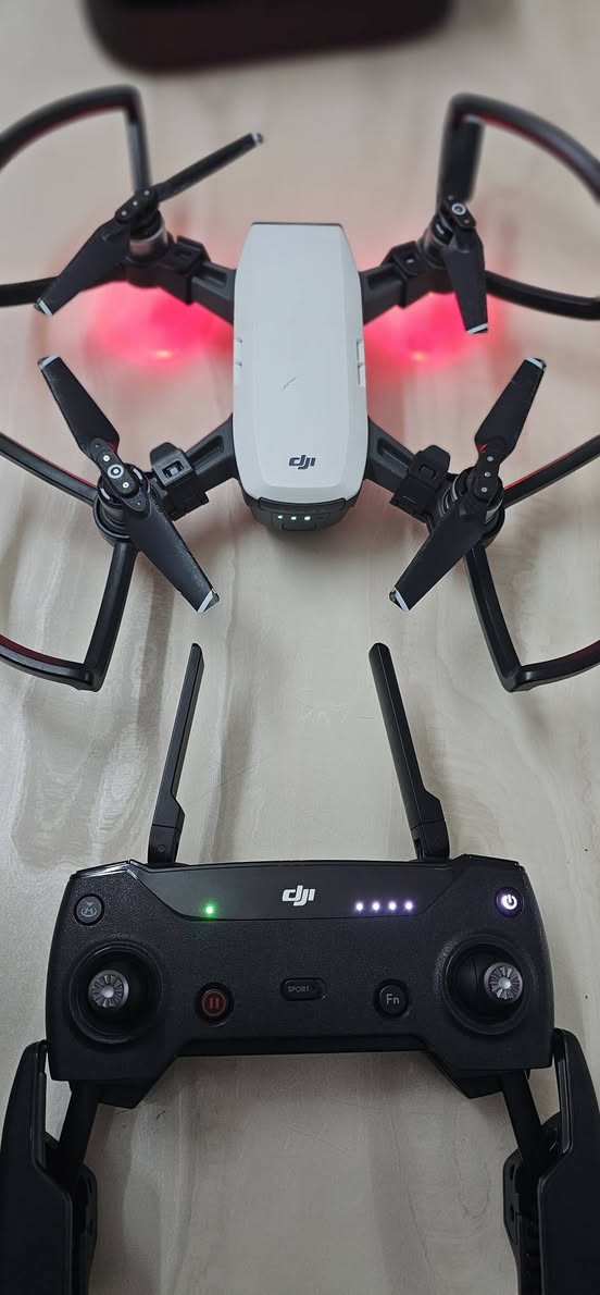 DJI Spark للبيع

نظيفة بدون أي خدش

مع شاحنة + بطاريتين + جوستيك + 8 شفرات (4 أحتياط) + درع حماية للشفرات + جنطة خاصة + رام 8 قيقا

خصائص الدرون :

- تقدر تتحكم فيها عن طريق الجوستيك الأصلي او من الموبايل او حتى عن طريق يدك

- تصوير فديو و صورة عالي الدقة يصل الـFull HD 

- فيها GPS خاص و خرائط و حساسات تكدر تبتعد عن الآشياء تلقائياً

- تقدر تحط لها موقع تروح له بدون أي تدخل منك، و تقدر تخليها ترجع للبيت أيضاً بدون تدخل

- تقدر تلحكك ألك بدون أي تدخل منك

- سرعتها القصوى 50km في الساعة، مع وضع السبورت

- تقدر تطير لأرتفاع 4000m كحد أقصى 

- تدعم ترددات 2.4GHz و 5.8GHz

السعر : التواصل خاص


**إذا كنت صاحب هذا الإعلان وتريد حذفه لأي سبب، رجاءا أرسل رسالة إلى الدعم الفني**