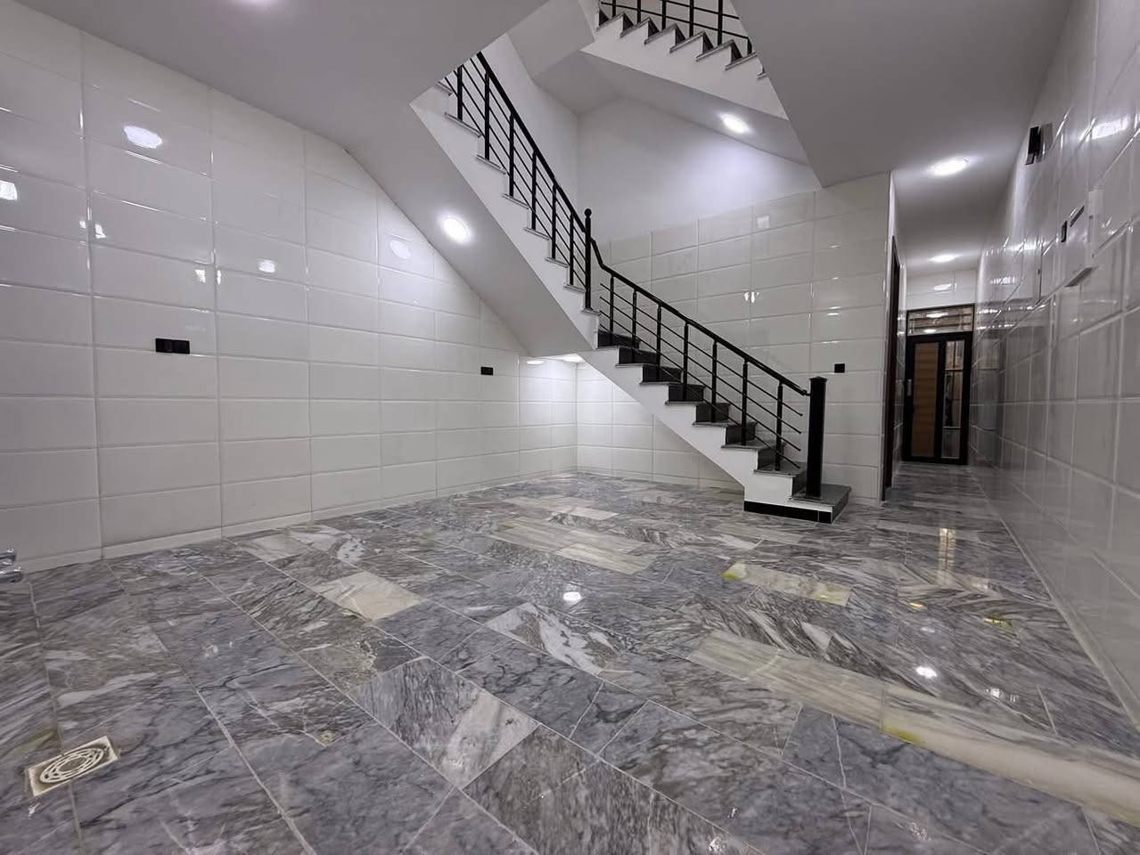 ￼  
تونات ‏عدد 2#للبيع واجهه 5 "(مدخلين) بناء حديث ￼2025 ("اضلاعه مستقله )‏ شارع عريض 15متر ورصيف عريض‏ منطقه هادئه وراقيه 
يحتوي على ؛$كراج ‏￼ واستقبال وحولي مطبخ حار ‏وبارد ومنور و3 غرف نوم و خدمات طابقين
طابو ملك صرف 
 الموقع: مشتمل-‏ ‏الشعب ￼شارع ‏عدن خلف جامع الجهاد
(سعره 277بي مجال)
____________________________________________
(#مكتب_السوداني_للعقاره)
عنوان المكتب بغداد-الشعب - حي التجار- مجاور اعدادية بلقيس للبنات‏- @‏‏ ***********￼  متواجد ماسنجر واتساب
(تتوفر لديناء العروض ‏الجديدة وحصريا أخرى مناسبه)
