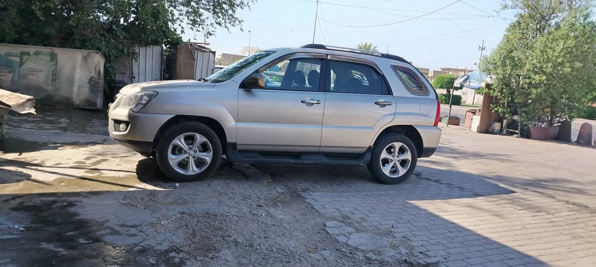 السلام عليكم سبورتج وارد كوري موديل 2009 الرقم بغداد بسمي محرك وكير وتبريد مكفولات بيه صبغ جاملغ الخلفي الايسر تخم تاير جديد كهربائيات كله شغاله ماشيه 175 وفتحه بلقماره الاتصال *********** العنوان بغداد شارع فلسطين

