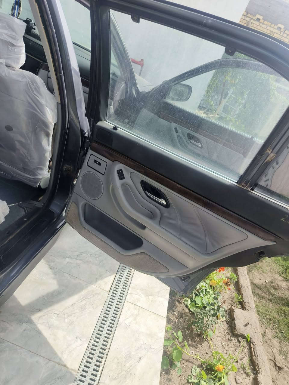 🔥 للبيع BMW 740i 🔥
موديل 1995
🚘 فئة الفخامة الألمانية – نظيفة ومرتبة
🔹 محرك V8 سعة 4.0 لتر (قوي وناعم)
🔹 گيّر أوتوماتيك أصلي يبدّل بسلاسة
🔹 سحب ممتاز وثبات عالي بالخط
🔹 داخلية جلد أصلية ابلادي مو دوشمه عراقيه
🔹 مكيف شغال تبريد قوي
🔹 كهرباء كاملة (جامات، مرايات، سنتر لوك)
🔹 نظام تعليق مريح
🔹 السيارة تمشي سفر بدون مشاكل
✅ استعمال شخصي
✅ المحرك والشاصي بحالة جيدة
✅ ما محتاجة مصروف حاليًا
🚘 ترايك وين متريد 

📍 الموقع: [ محافظه واسط ]
📞 الاتصال: [***********]
السيارة تناسب اللي يعرف قيمة الـ V8 ويحب الراحة والفخامة 👑
