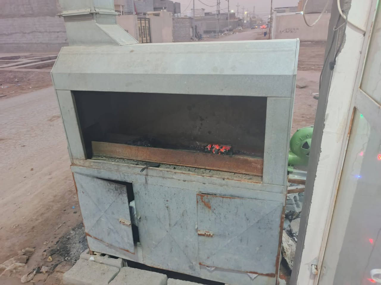 غراض مطعم للبيع
مشوايه مترين وربع جبيره وجديده هاذ زنجار مال مطر
برادات ثنين. ومثرامه جديده صارلهه شهرين من شتتغلت
سعر لكل بمليون ونص 1500 وبيهن مجال ***********
