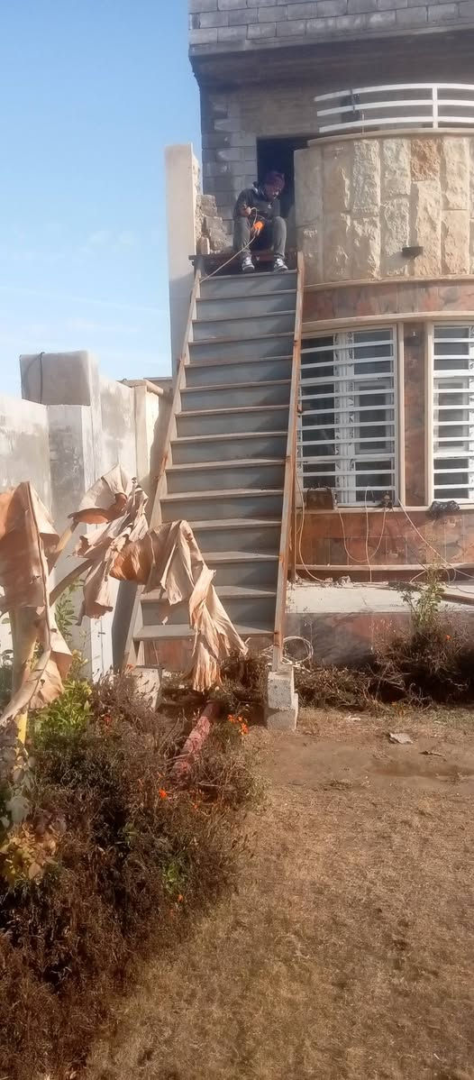 سلام عليكم تم تثبيت درج حديد طابق ثاني منفصل تم الحمدلله تركيب وتسقيف سقف وجنب ومستعدون لعمل الابواب وشبابيك وجميع حميات مراسله صفحة او الاتصال
*********** رقم بي واتساب
