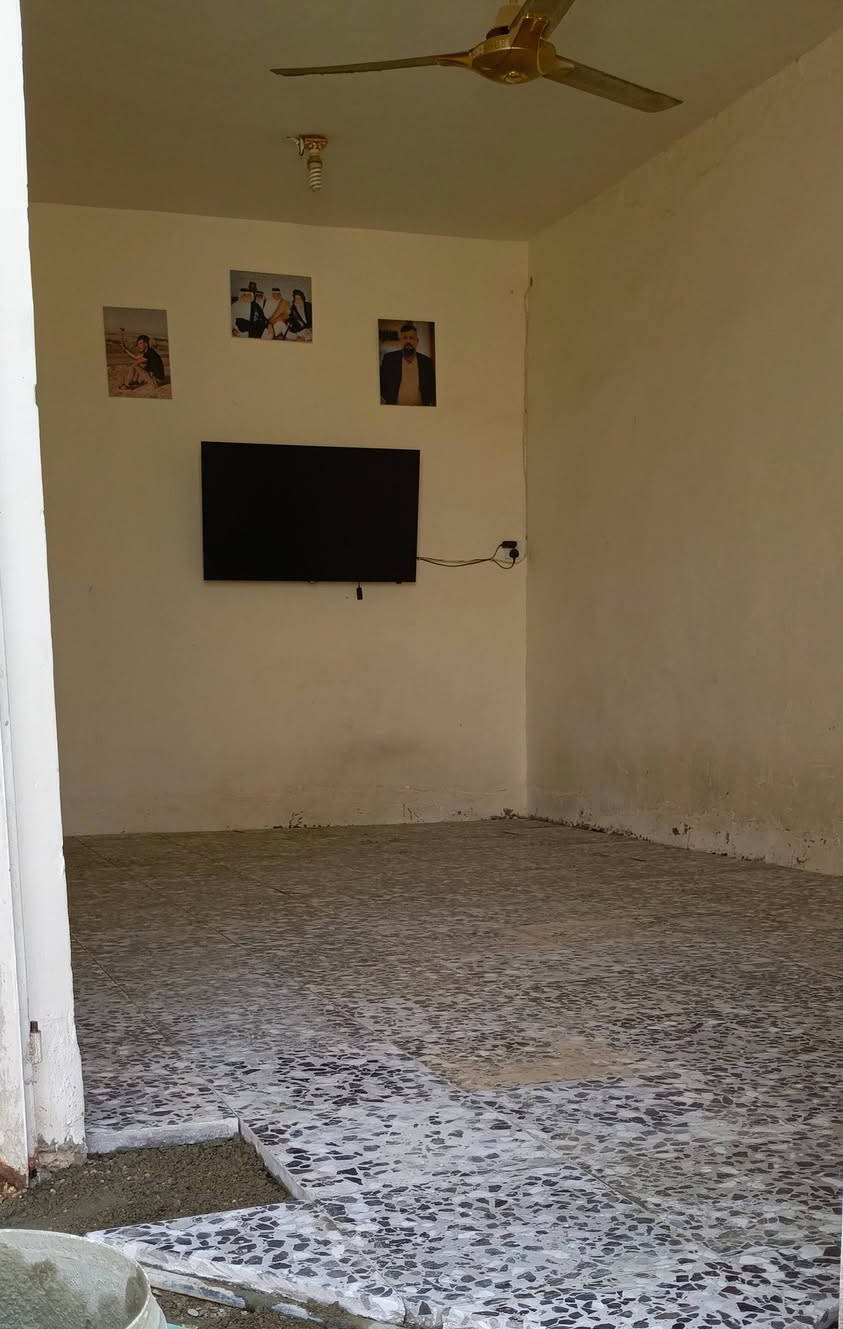 سلام عليكم دار للبيع مساحه 125 متر بيت كله كاشي تأسيس بواري ماء تأسيس كهرباء جديد يتكون من غرفه حولي مطبخ ترك. صحيات داخليه و استقبال كراج صحيات خارجية بيت طابوك فقط ستاره والبيتونه بلوك. نهاية شارع مسقط في جهة  القمانية كما موضع بل صوره سعر 45..الاستفسار الاتصال على الرقم  {‏‪***********‬‏}
