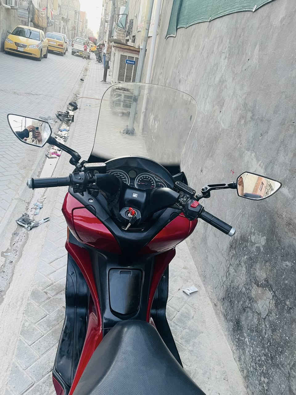 سلام عليك 

سلفر ونج جيتي (400)ماشيه(38) حقيقي مكفول الدراجه بس عدي اليبس يشكل ما عداه مصبوغه لون دم الغزال المميز أكفلك سرقه واسويلك مكاتبه واطيك منفيس السعر 18وبيه مجال مكان مدينه الصدر الرقم ***********
