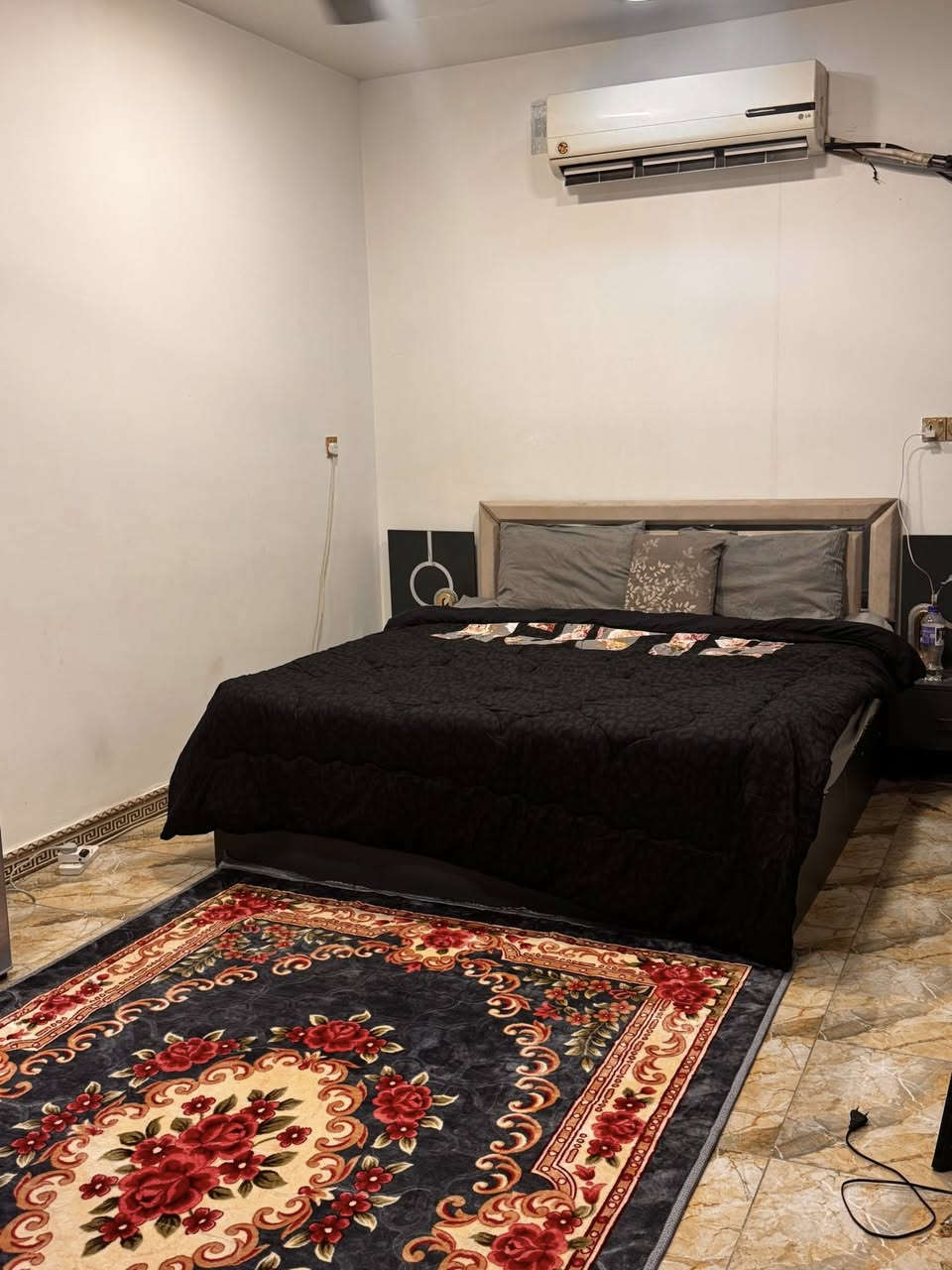 السلام عليكم دار للبيع 75
،الدار طابقين يحتوي على ٣غرف نوم 

،وغرفة ستقبال لضيوف 

ويحتوي على ٣حمام 

نوع الملك طابو زراعي سند 25

العنوان :حي البساتين شارع أحمد الوائلي 

سعر للأستفسار::***********
