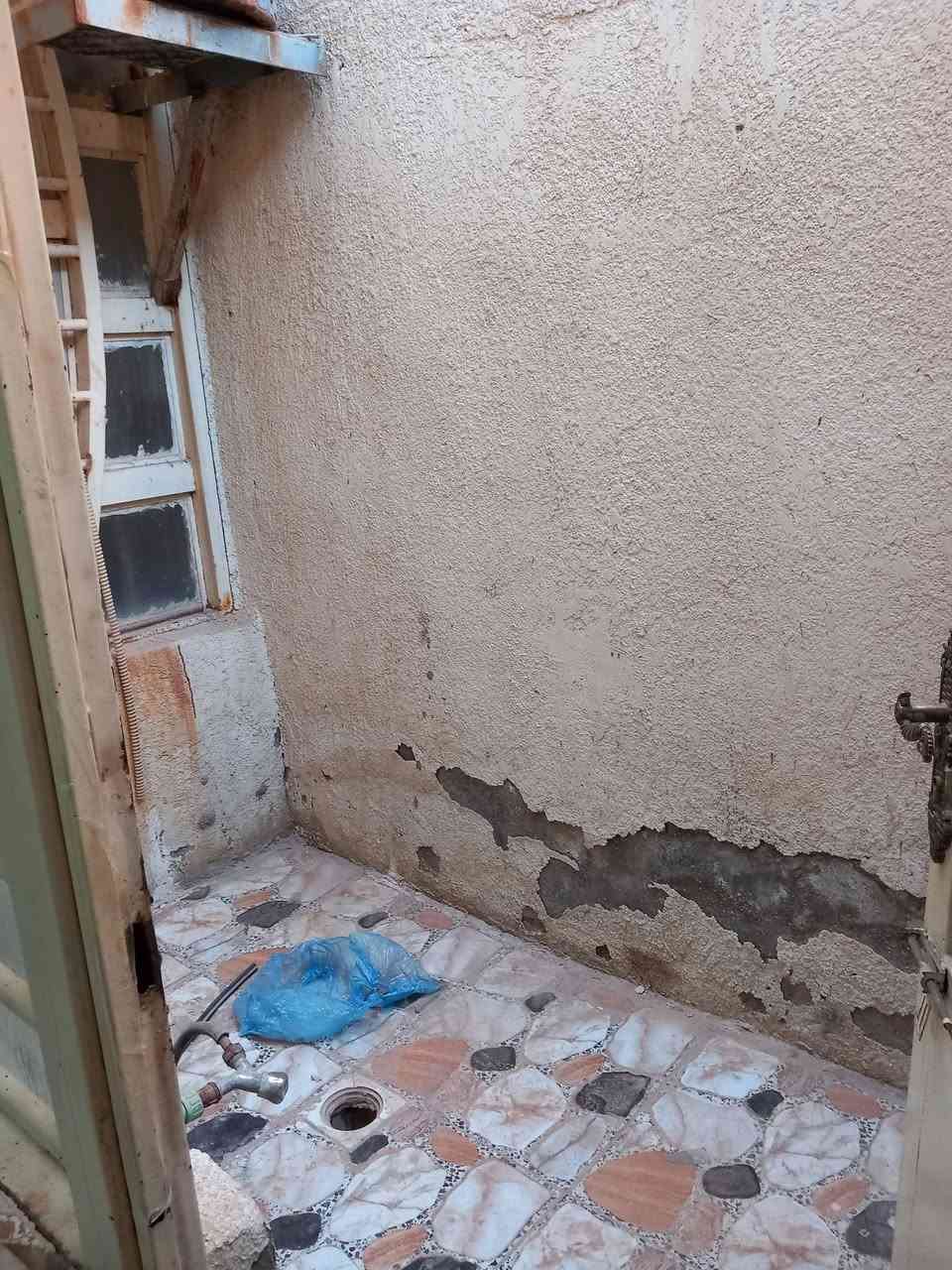 بيت للأيجار المساحة 60 متر البيت نظيف جداً يحتوي البيت على استقبال وغرفة ومطبخ مفتوح على الصالة ومنور وتخاريج داخلية خارجية وساحة بيت صغيرة شارع البيت نظيف وعريض طابو زراعي الموقع خلف مجمع الشبيلي مباشرة وقريب جداً على شارع التبليط سعر الأيجار كل شهر 175 للأستفسار واتساب *********** 

مكتب الموسوي للوسائط العقارية مستعدون لأستقبال عروضكم التجارية والزراعية والسكنيه بيع وشراء رهان ايجار
